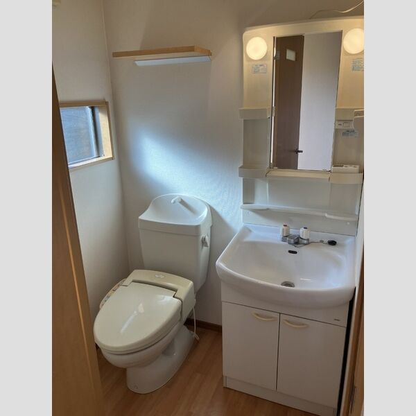 トイレ (B102　温水洗浄暖房便座　洗面台)