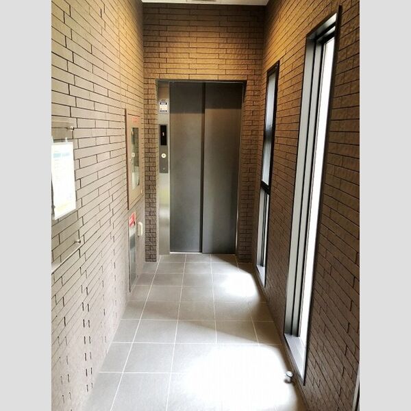 現地周辺 (エレベーター前)