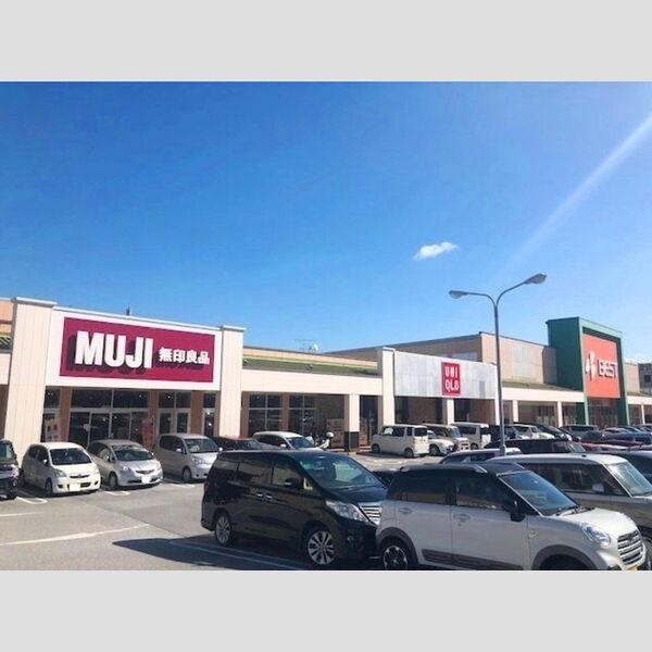 現地周辺 (商業施設　天久りうぼう楽市まで 400m)