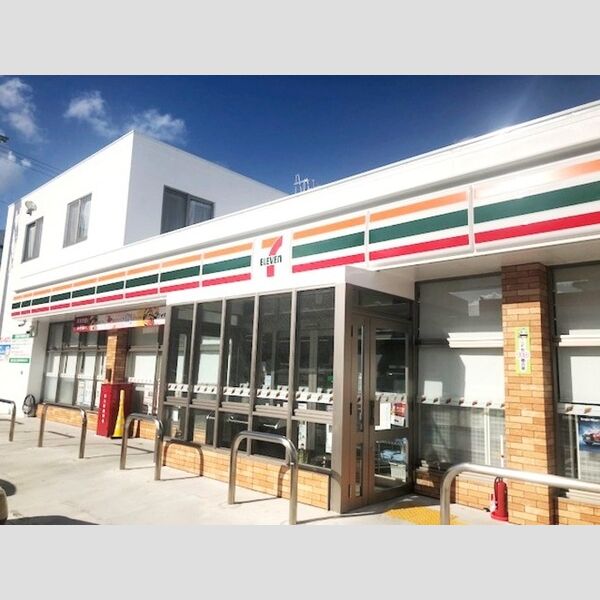 現地周辺 ((コンビニ)　セブンイレブン北谷北前1丁目店まで 500m)