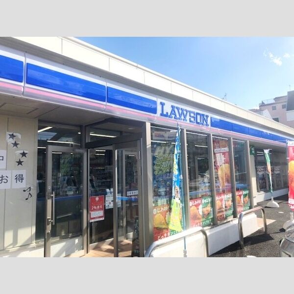 現地周辺 ((コンビニ)　ローソンアラハビーチ前店まで 500m)