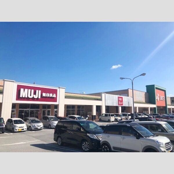 現地周辺 (商業施設　りうぼう楽市まで450m)