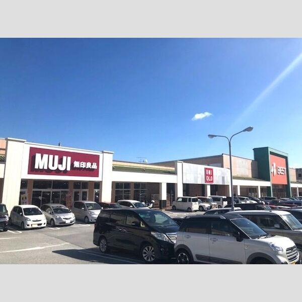 現地周辺 (商業施設　天久りうぼう楽市まで 550m)