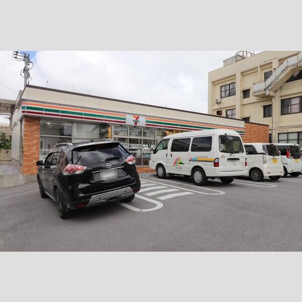 現地周辺 (セブンイレブン那覇小禄1丁目店まで約180m)