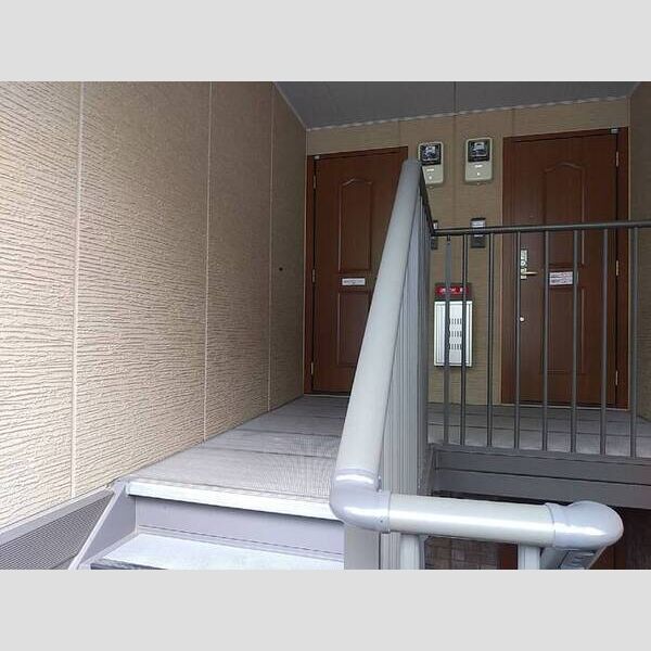 現地周辺 (共用階段)