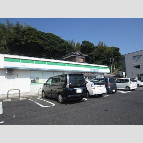 現地周辺 (ファミリーマート 平戸店 724m)