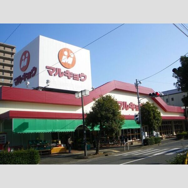 現地周辺 (マルキョウ早岐店　524m)