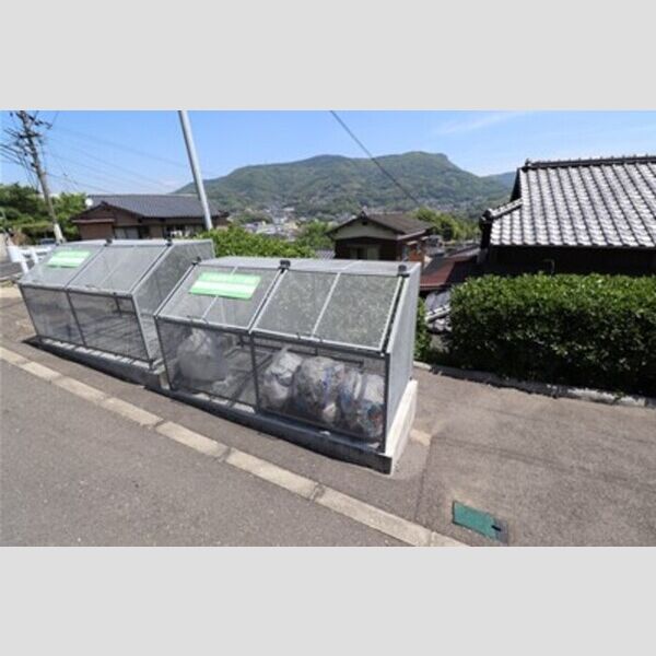 現地周辺 (ゴミ庫)