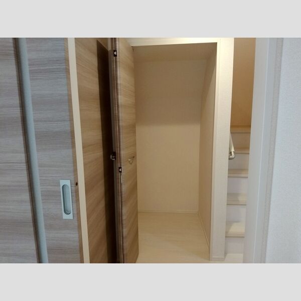 その他 (105　階段下収納)