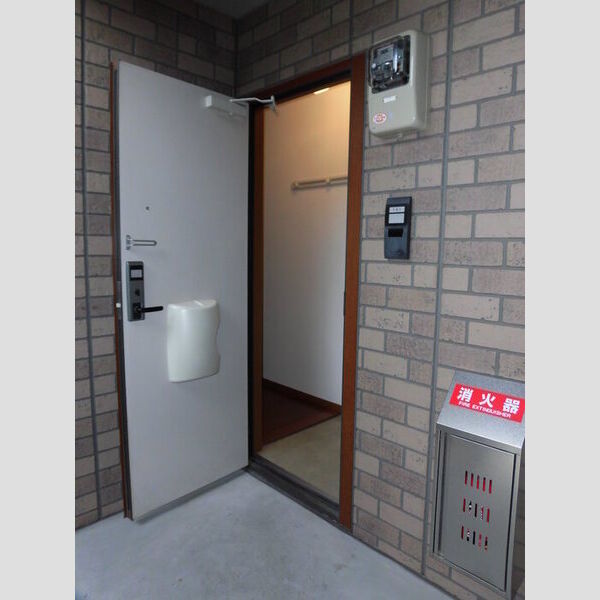 玄関 (D棟101　玄関)