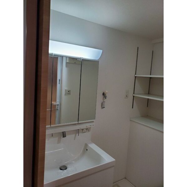 フォーリアライズ京橋の室内写真6枚目