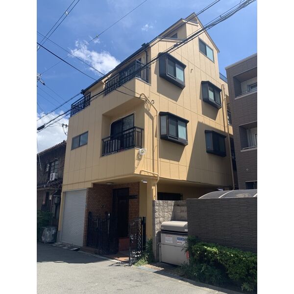 BUILDING