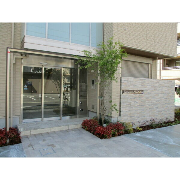 シャーメゾンハレクラニの外観2枚目