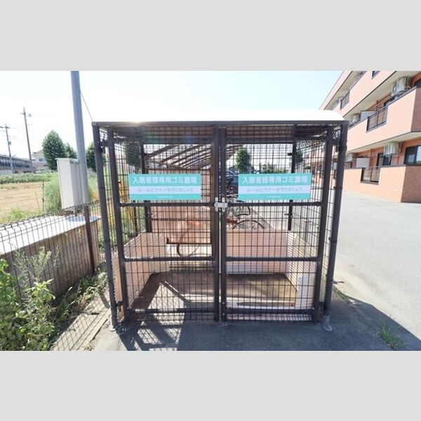 現地周辺 (敷地内ゴミ置き場)