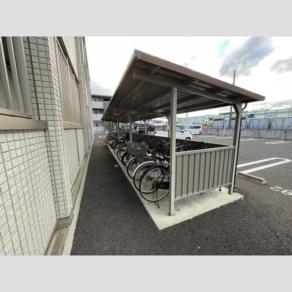 現地周辺 (駐輪場)