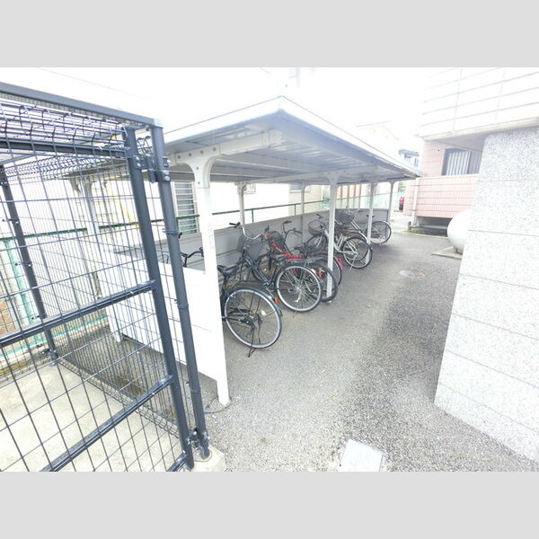 現地周辺 (駐輪場)