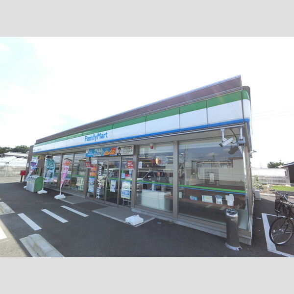 現地周辺 (ファミリーマート伊勢崎山王町店(611m))