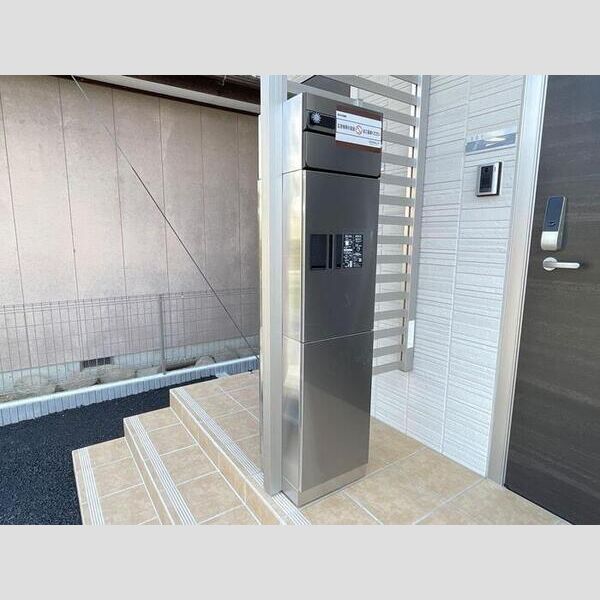 エントランス (宅配ボックス付きポスト)