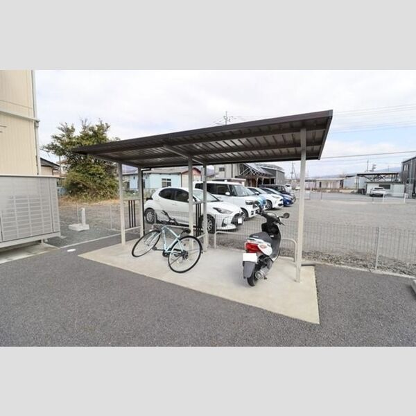 現地周辺 (駐輪場)
