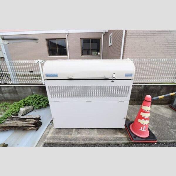 現地周辺 (ゴミ置場)