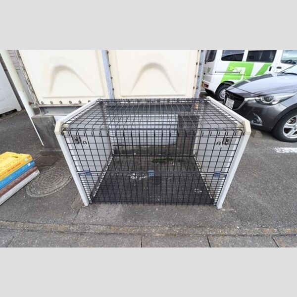 現地周辺 (敷地内ゴミ置き場)