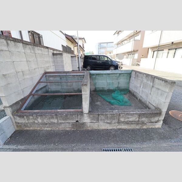現地周辺 (敷地内ゴミ置き場)