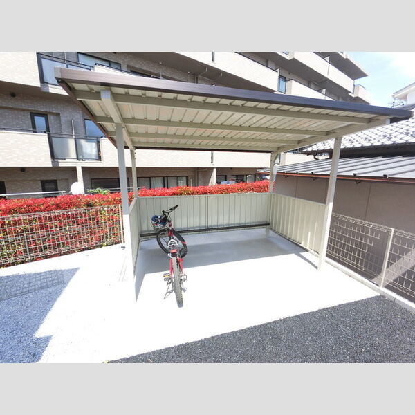 現地周辺 (駐輪場)