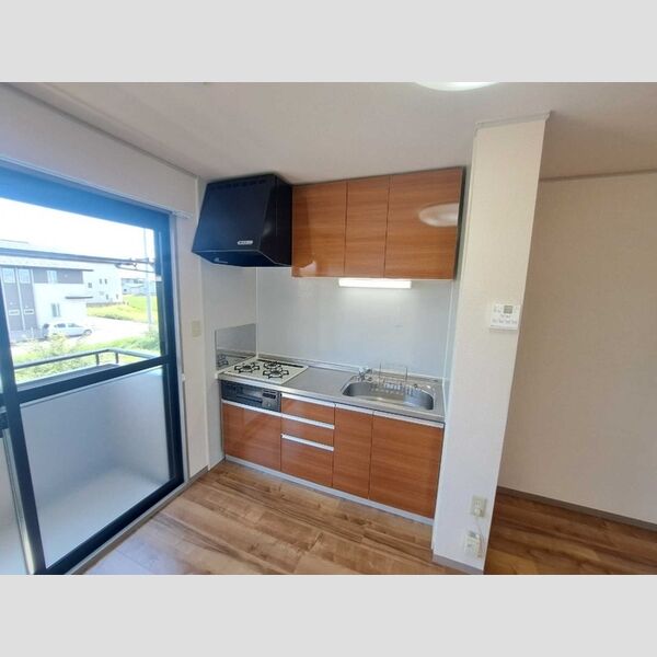 キッチン (3口コンロ付きシステムキッチンです。)