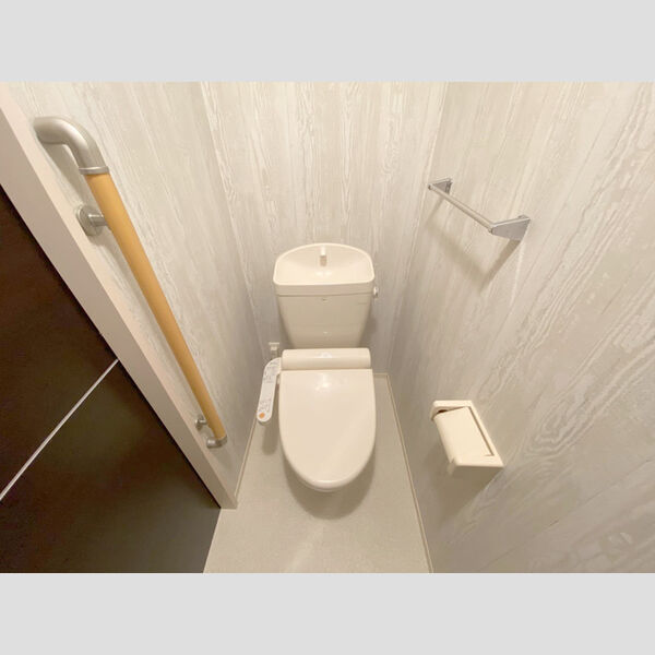 トイレ (温水洗浄便座付きトイレです。)