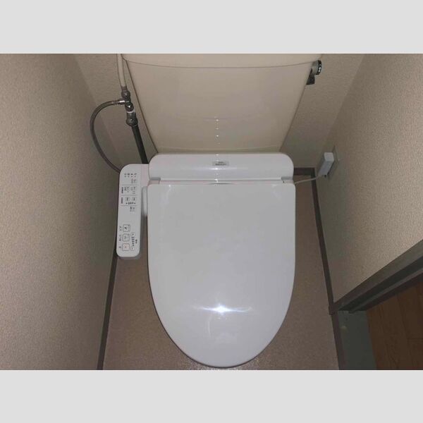 トイレ (温水洗浄便座付きトイレです。)