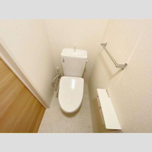 トイレ (温水洗浄便座付きトイレです。)