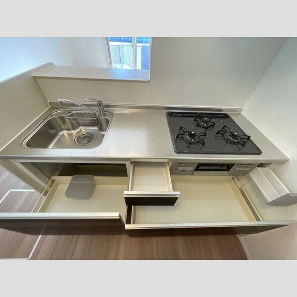 キッチン (3口コンロ付きシステムキッチンです。)