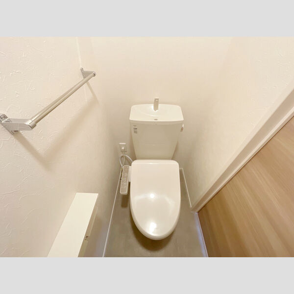 トイレ (温水洗浄便座付きトイレです。)