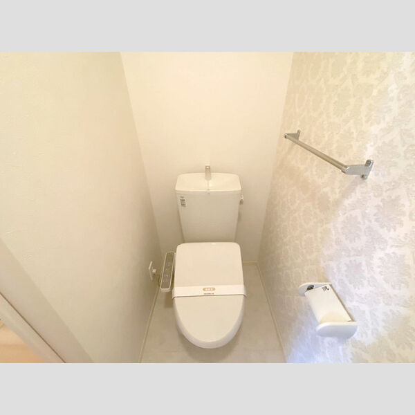 トイレ (温水洗浄便座付きトイレです。)