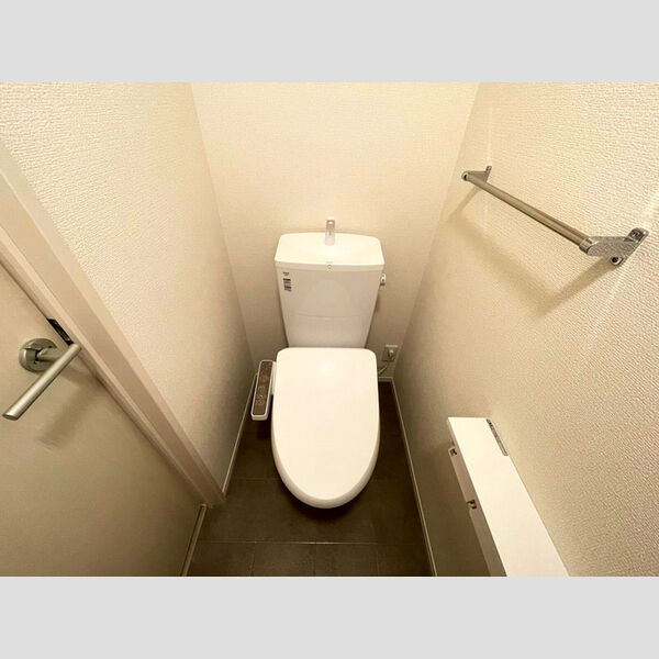 トイレ (温水洗浄便座付きトイレです。)