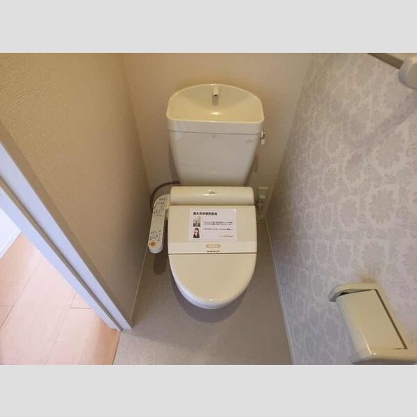 トイレ (温水洗浄便座付きトイレです。)