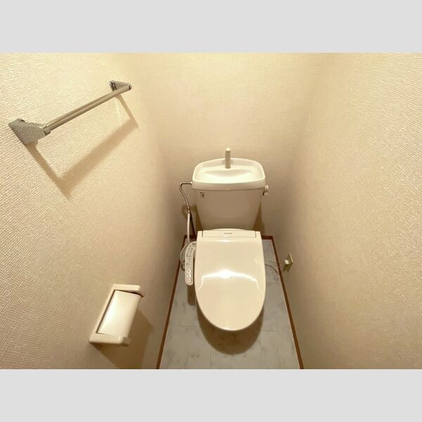 トイレ (温水洗浄便座付きトイレです。)