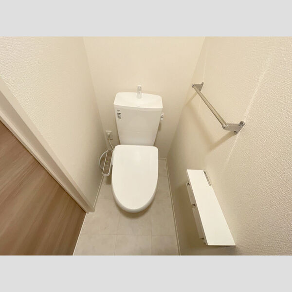 トイレ (温水洗浄便座付きトイレです。)