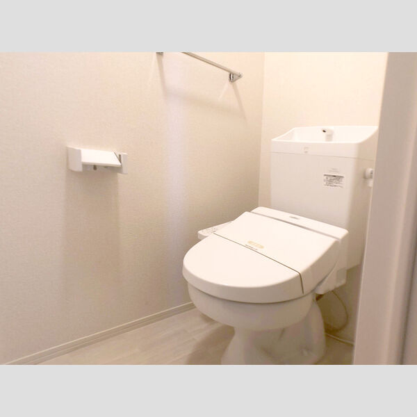 トイレ (温水洗浄便座付きトイレです。)