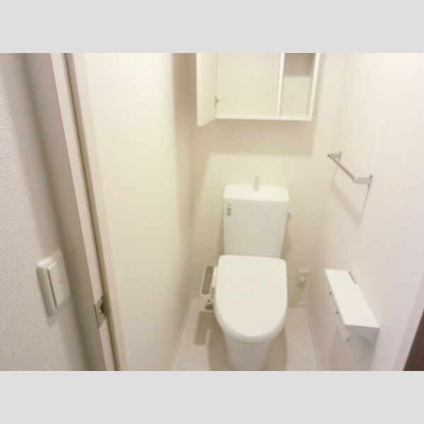 トイレ (温水洗浄便座付きトイレです。)