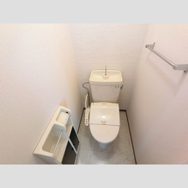 トイレ (温水洗浄便座付きトイレです。)