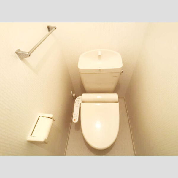 トイレ (温水洗浄便座付きトイレです。)