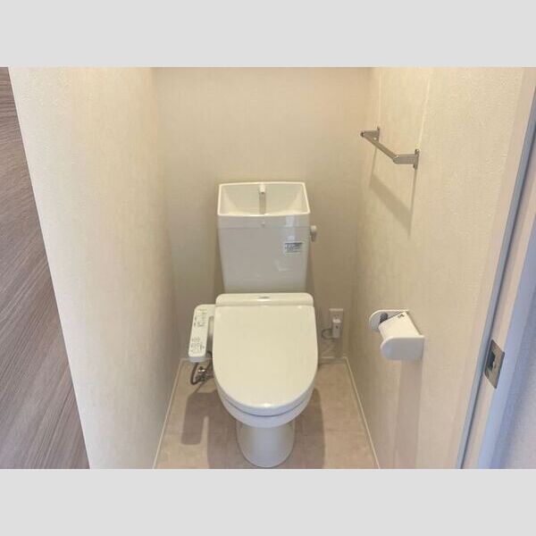 トイレ (温水洗浄便座付きトイレです。)
