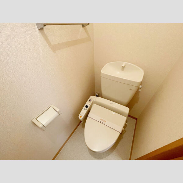 トイレ (温水洗浄便座付きトイレです。)