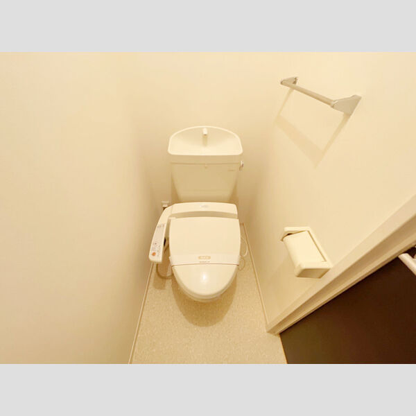 トイレ (温水洗浄便座付きトイレです。)