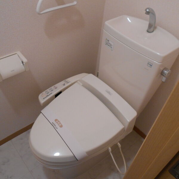 トイレ (トイレ)