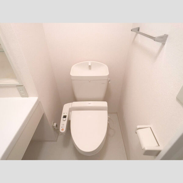 トイレ (温水洗浄暖房便座で快適です。)