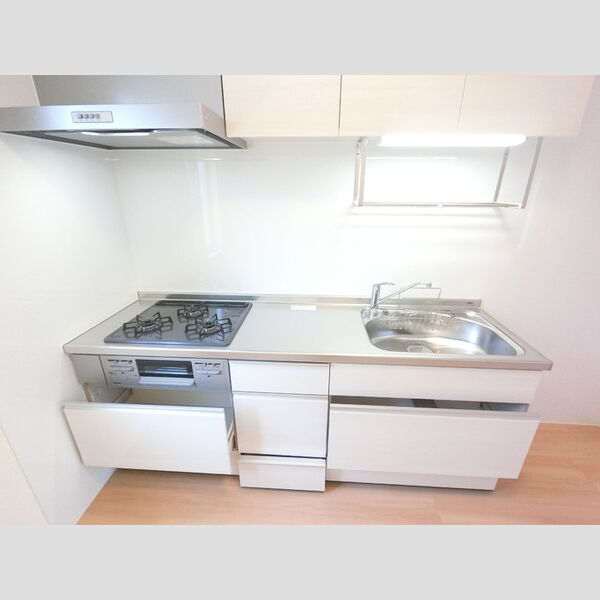 キッチン (3口コンロ付きシステムキッチンです。)