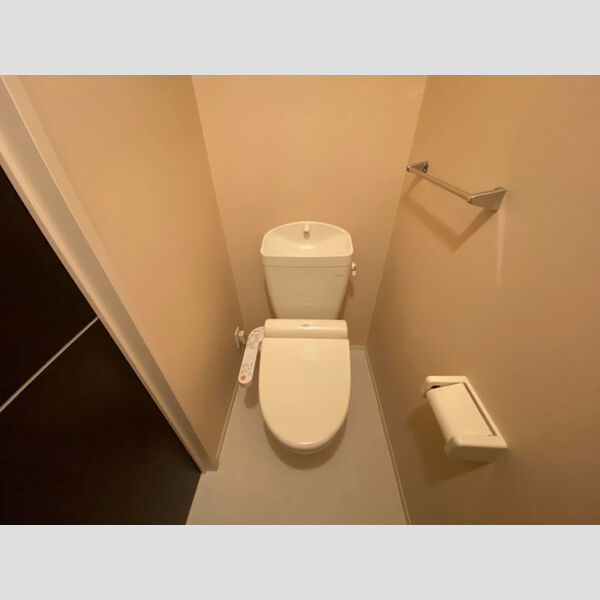 トイレ (温水洗浄便座付きトイレです。)