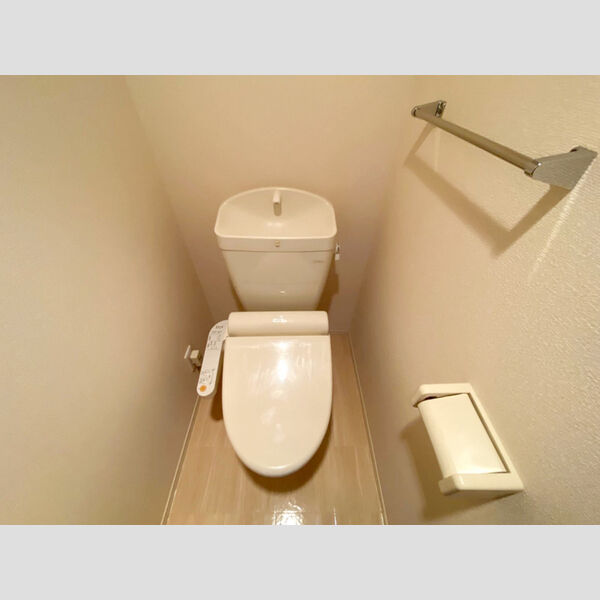 トイレ (温水洗浄便座付きトイレです。)